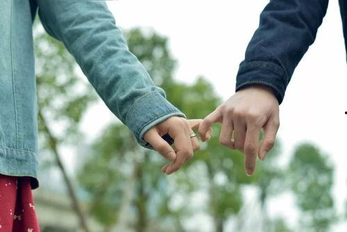 手牵手网红照片,见证友谊与爱情的美好瞬间